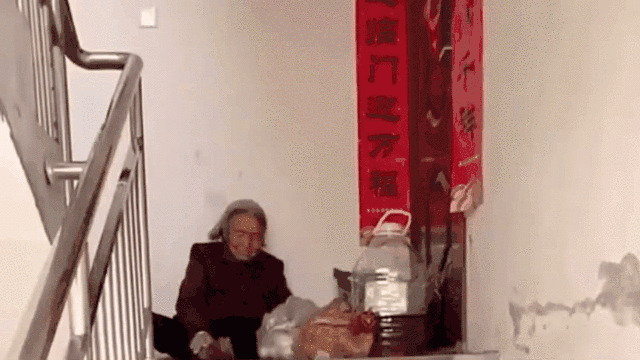 暖哭朋友圈的瞬间：这世上最爱孩子的人，或许不是妈妈