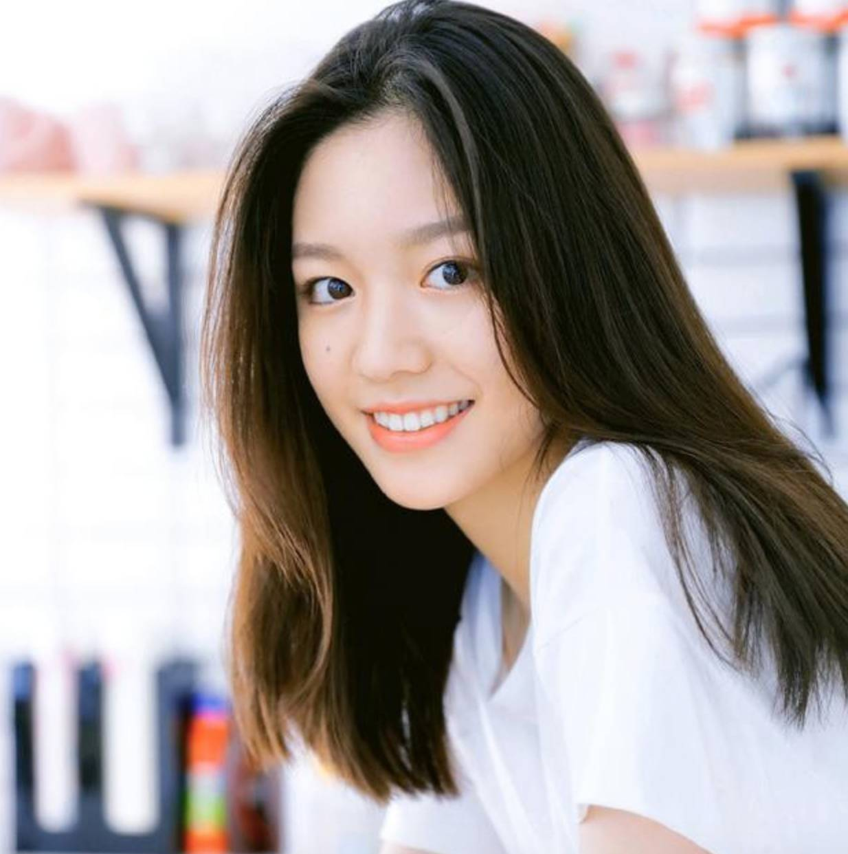 王一博疑刷綦美合朋友圈,休息时认真翻看多张照片,未理身旁肖战