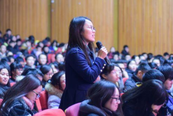 “高考700分和现金700万，你会选哪个？”00后大学生答案出奇一致