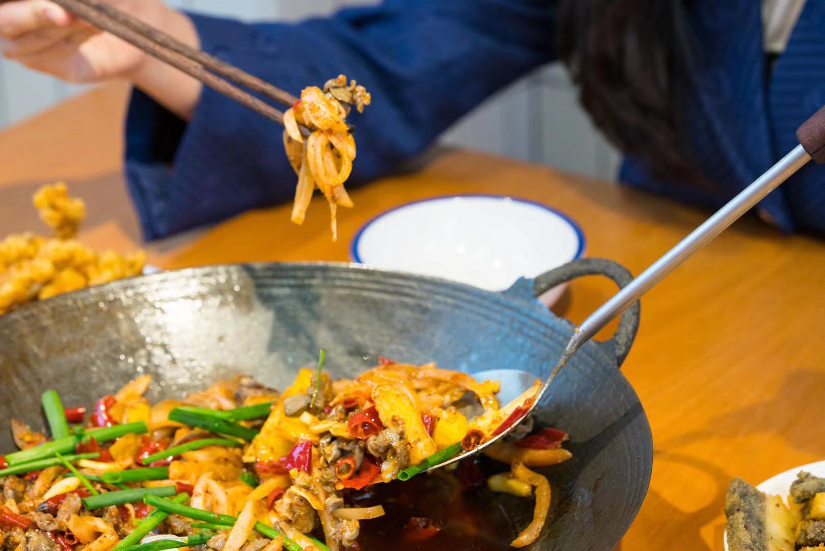 地道渝菜代表之一，正宗的黔江鸡杂可以好吃到什么样子？