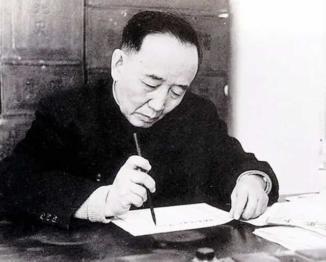 泰山上“虫二”两字，日本专家研究了十年，郭沫若一笑破解谜底