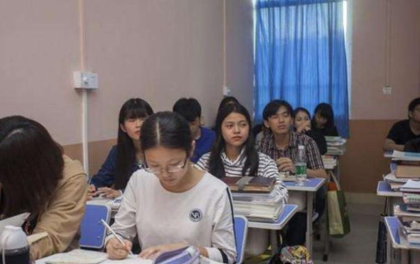 高考录取率那么高，高中生依然“压力山大”，老师：并非心态问题