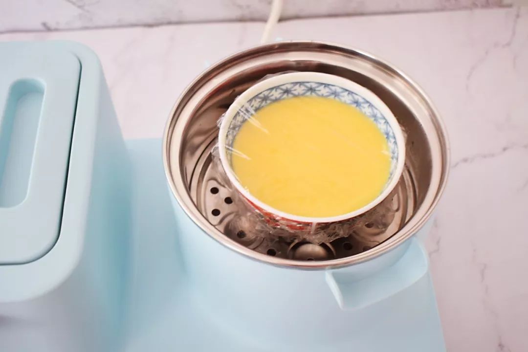 蒸鸡蛋羹的做法（3步蒸出完美的鸡蛋羹光滑如镜）