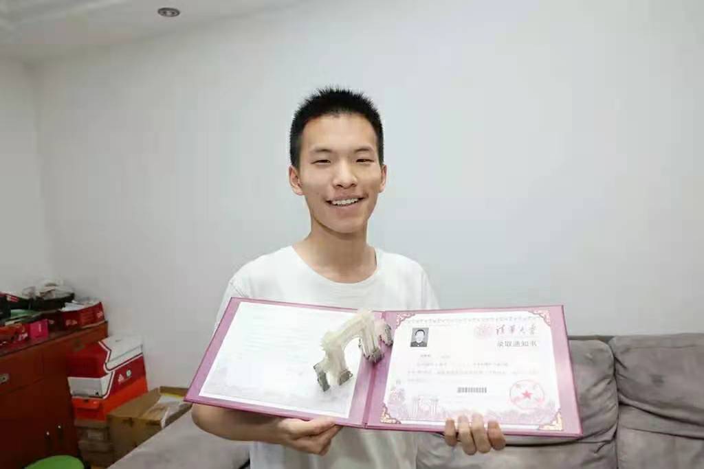 双胞胎学霸考上清华北大，高考都是652分，家长做梦都笑醒