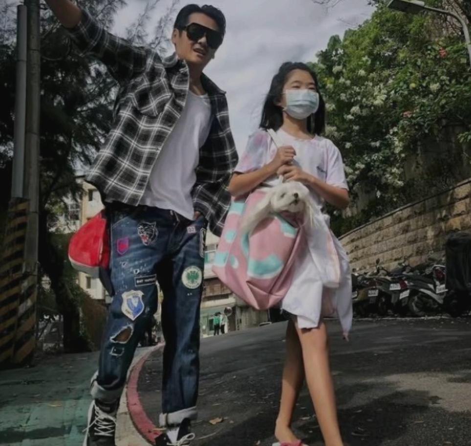 曹格妻子分享女儿照片，Grace穿高跟鞋长大了，腿长脚长五官出挑