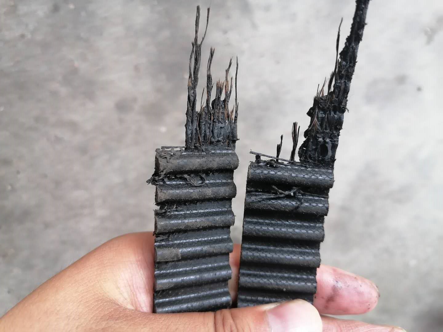 3缸凸轮轴瓦盖不上油“抱死”，正时皮带硬拉扯断，发动机冒白烟