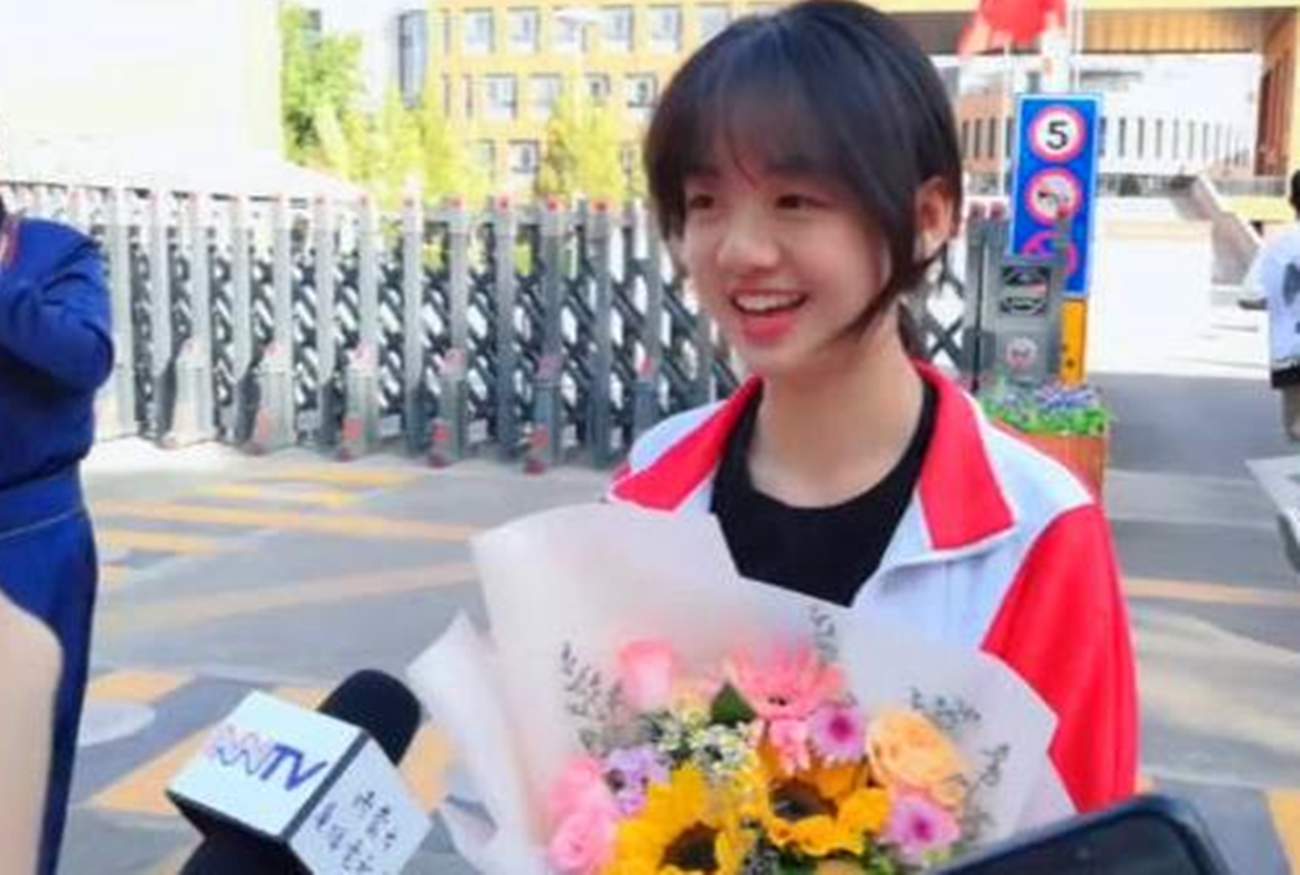 2021高考“最美考生”走红，撞脸记者王冰冰，笑称高考发挥得还行
