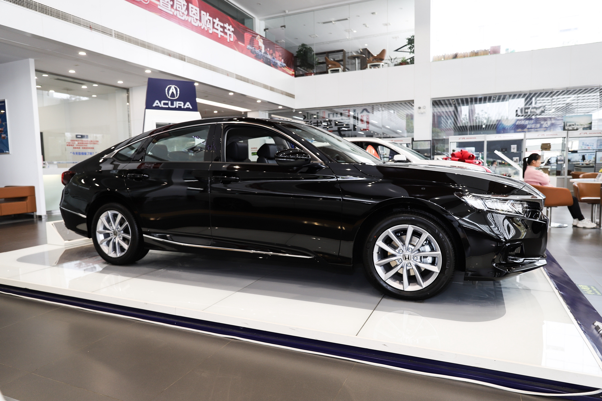 继续沿用了溜背的设计,车门下有明显的宽体造型,这也是十代雅阁最为人