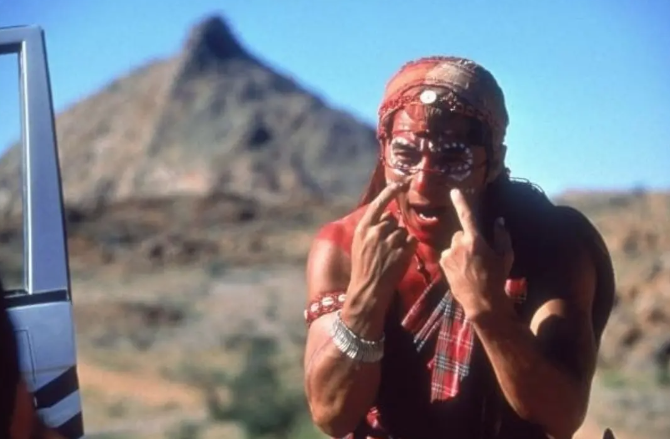 23年前，成龙为悼念恩师从21楼纵身一跃，跳出世界纪录震惊好莱坞