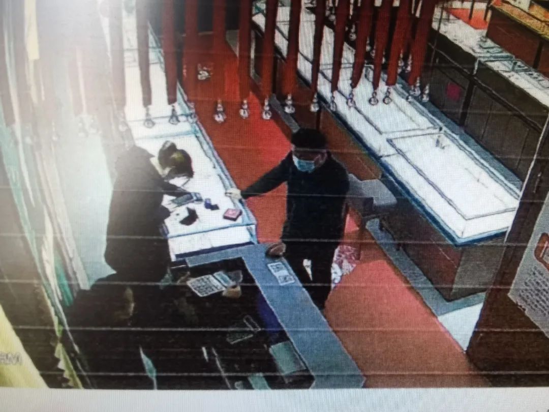 赣州一男子持玩具枪和水果刀抢金店，一审获刑5年9个月