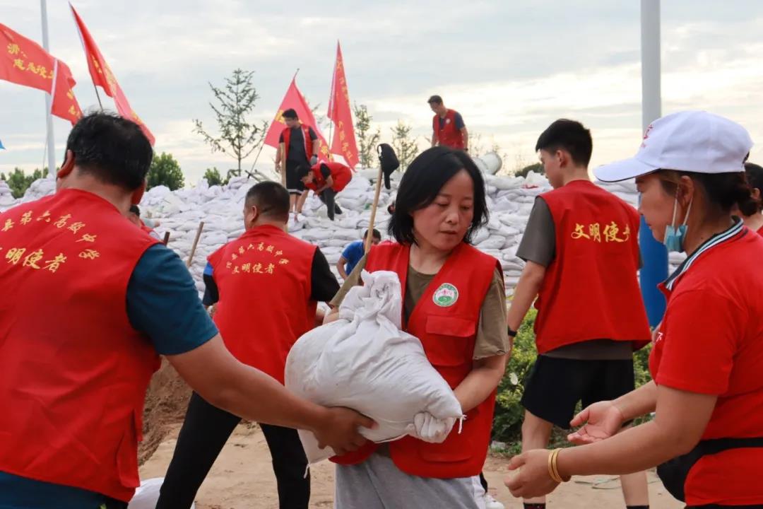 滑县六中志愿者：走下三尺讲台 奔赴防汛一线