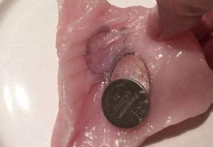 3岁男娃误吞纽扣电池,危害有多大?仅半个小时就可以腐蚀胃部