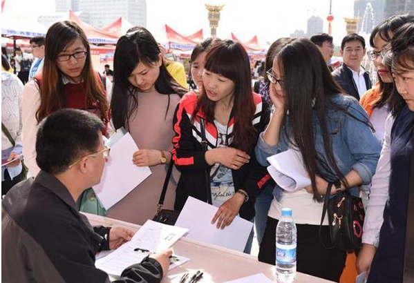 大学辅导员要“博士以上”？毕业生表示门槛太高，看到薪资后酸了