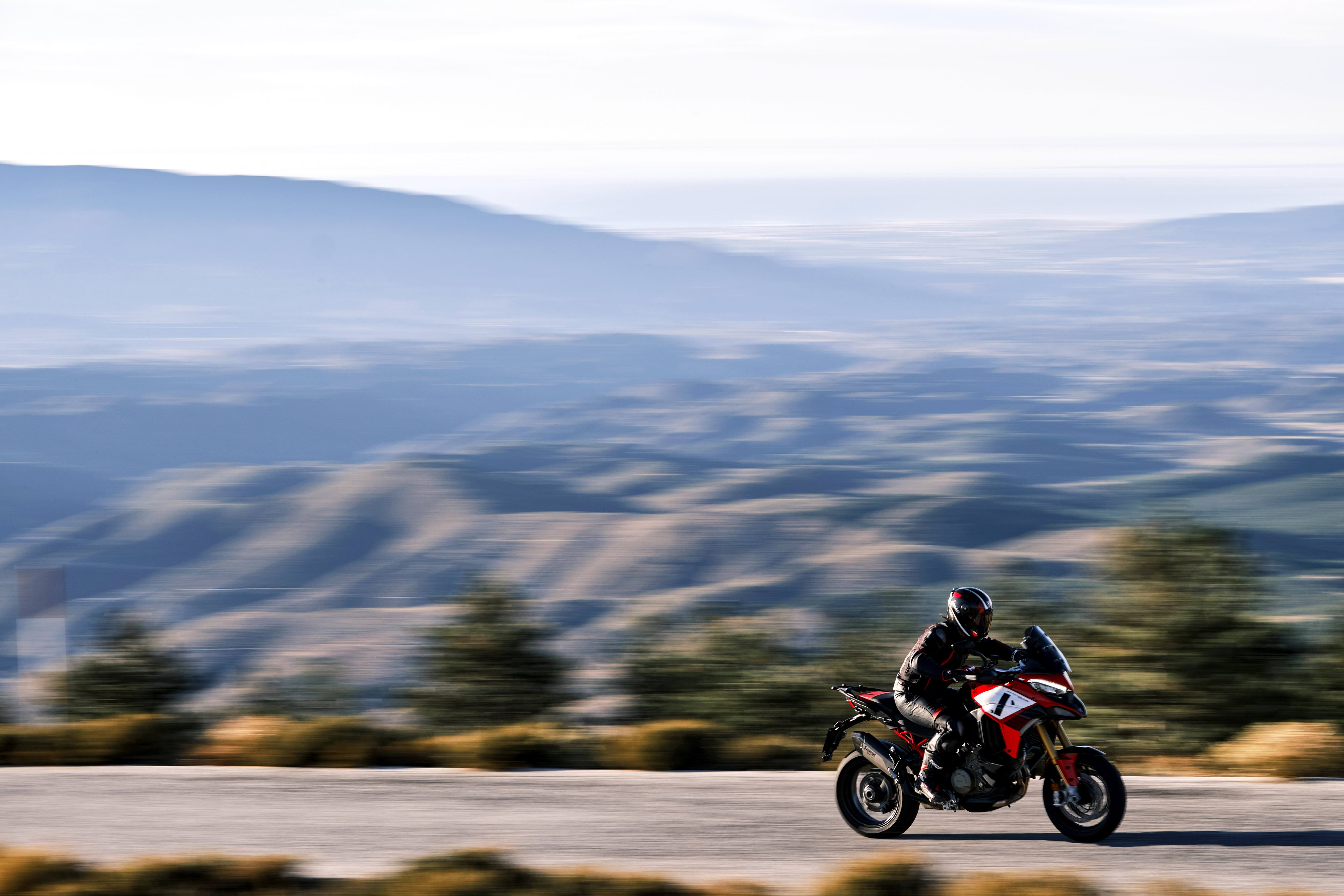 杜卡迪 2022 Multistrada V4 派克峰版 户外特写