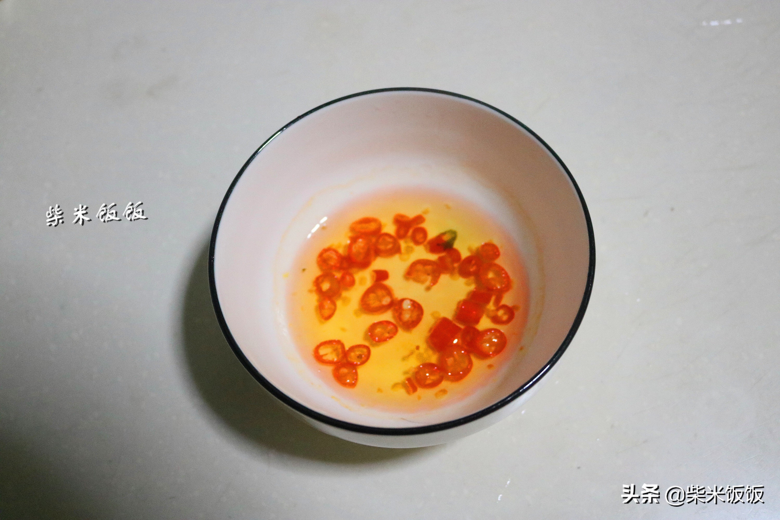 凉拌皮蛋怎么做？一碗料汁就够了！这味道，宴客也够面