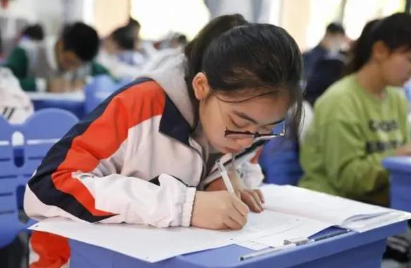 中考迎来新政策，初中生2023年或可“直升高中”？家长要提前了解