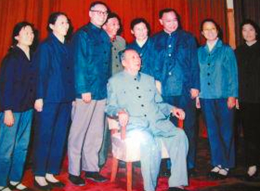 毛主席动手术，周总理不顾自身病重去探望，毛主席：我要听满江红