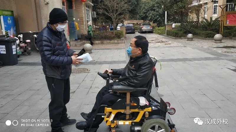 岂曰无衣 与子同袍:汉成外校向一线捐赠防护服