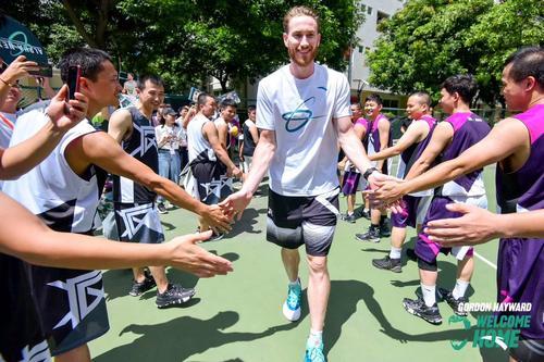 nba球员有哪些来到福建泉州(NBA巨星戈登·海沃德登陆福建 特制四果汤征服球迷)