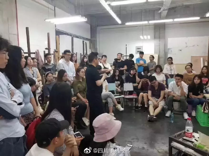 川美院长画裸体引网友热议！有院校已取消人体模特改用照片