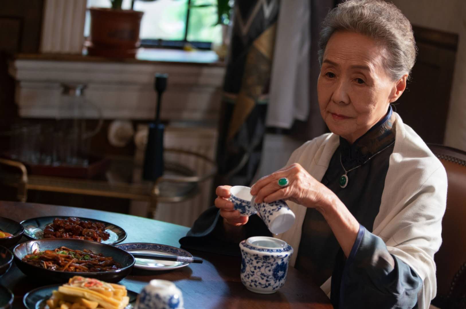 刘诗诗“奶奶”，83岁的年龄最爱佩戴翡翠首饰，美人会老优雅不会