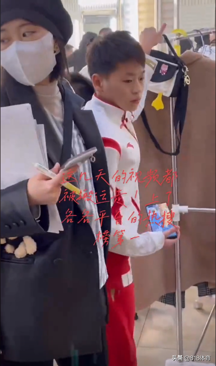 顶流!全红婵现身瑞幸咖啡买奶茶,队医怕她吃蛋糕紧随,3"保镖"护驾