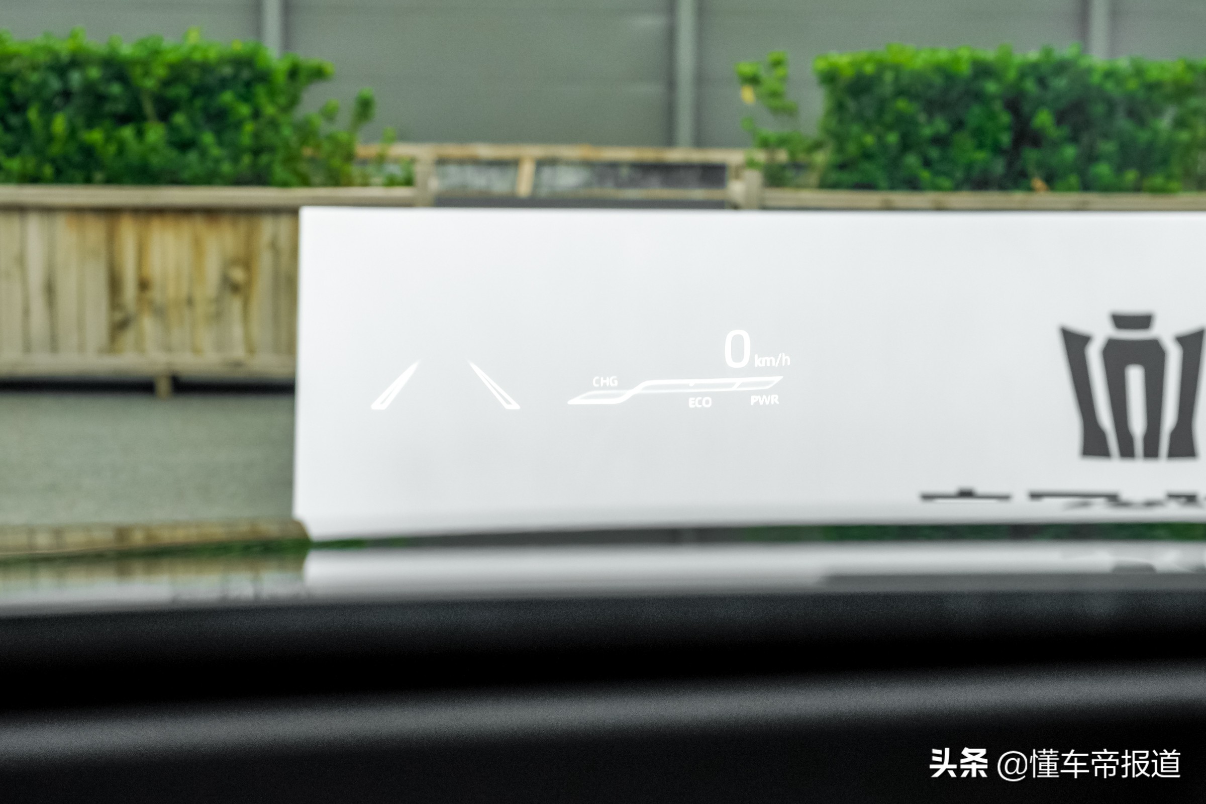 试驾｜同宗同源，却定位更高？一汽丰田皇冠陆放初体验