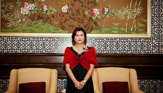 湖南女首富周群飞:靠"一块玻璃"赚500亿,与老板分手下嫁司机