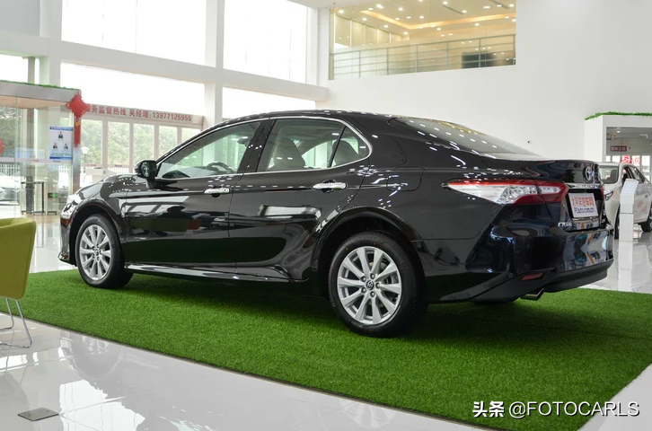 丰田凯美瑞2.0G豪华实拍，售价19.98万，这中控你真的满意么？