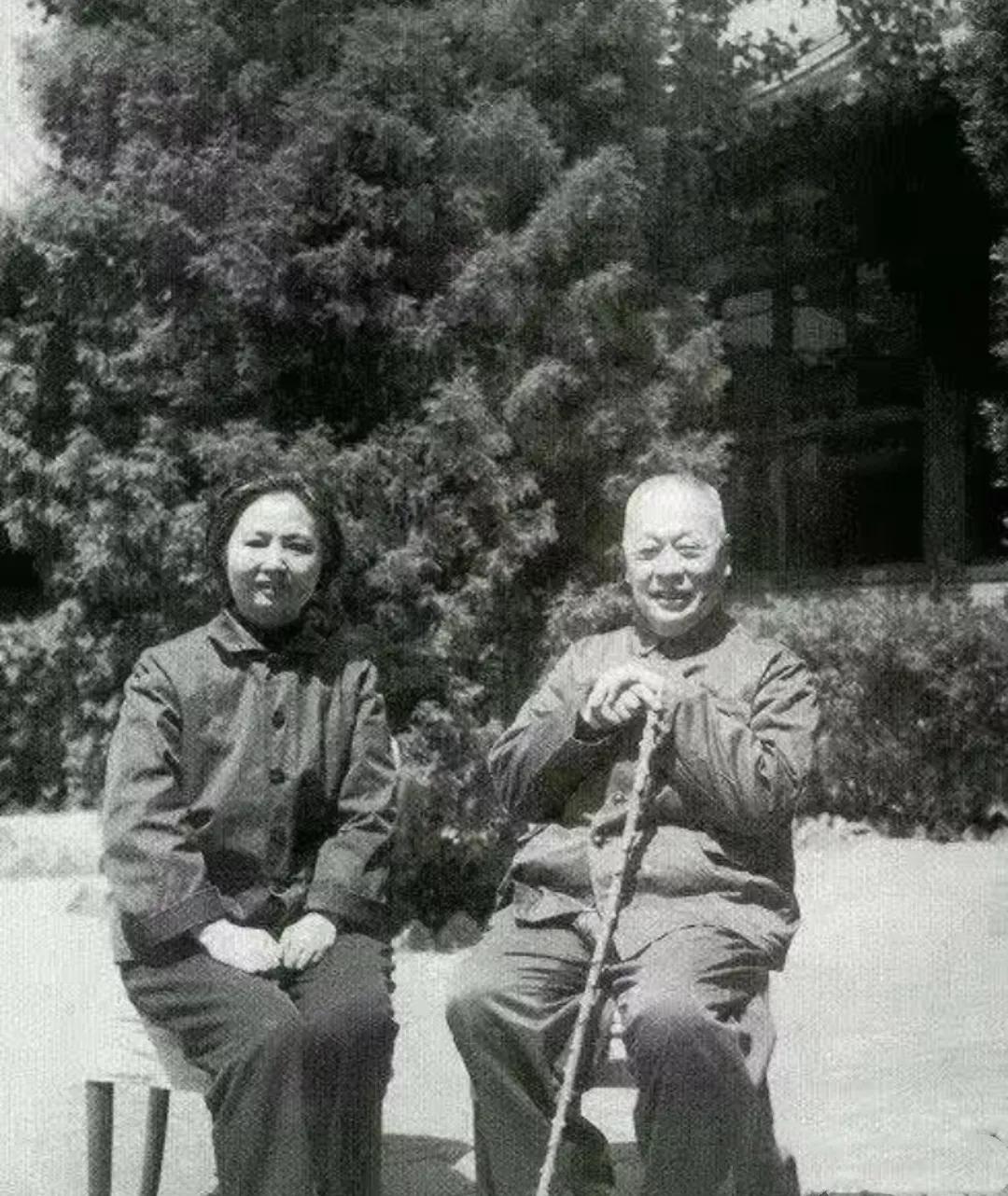 毛主席请陈毅吸烟，他说：戒了，毛主席：你有志气啊