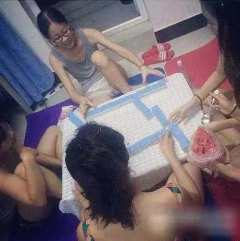 当代女大学生宿舍真实现状，男生自叹不如：清凉可以，但不能乱