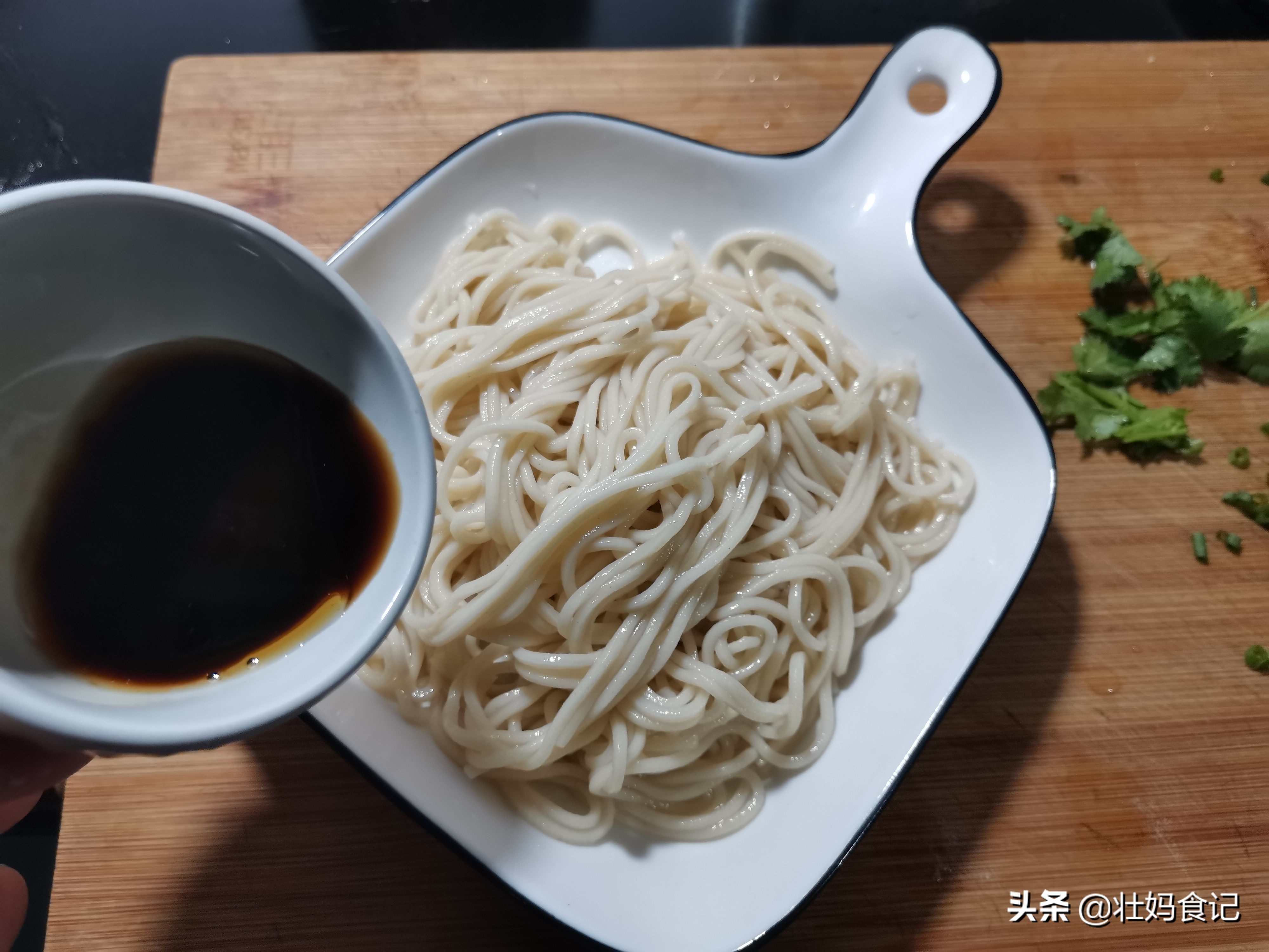 用荞麦粉做一碗劲道爽滑的凉拌面，轻脂健身更营养，全家都爱吃