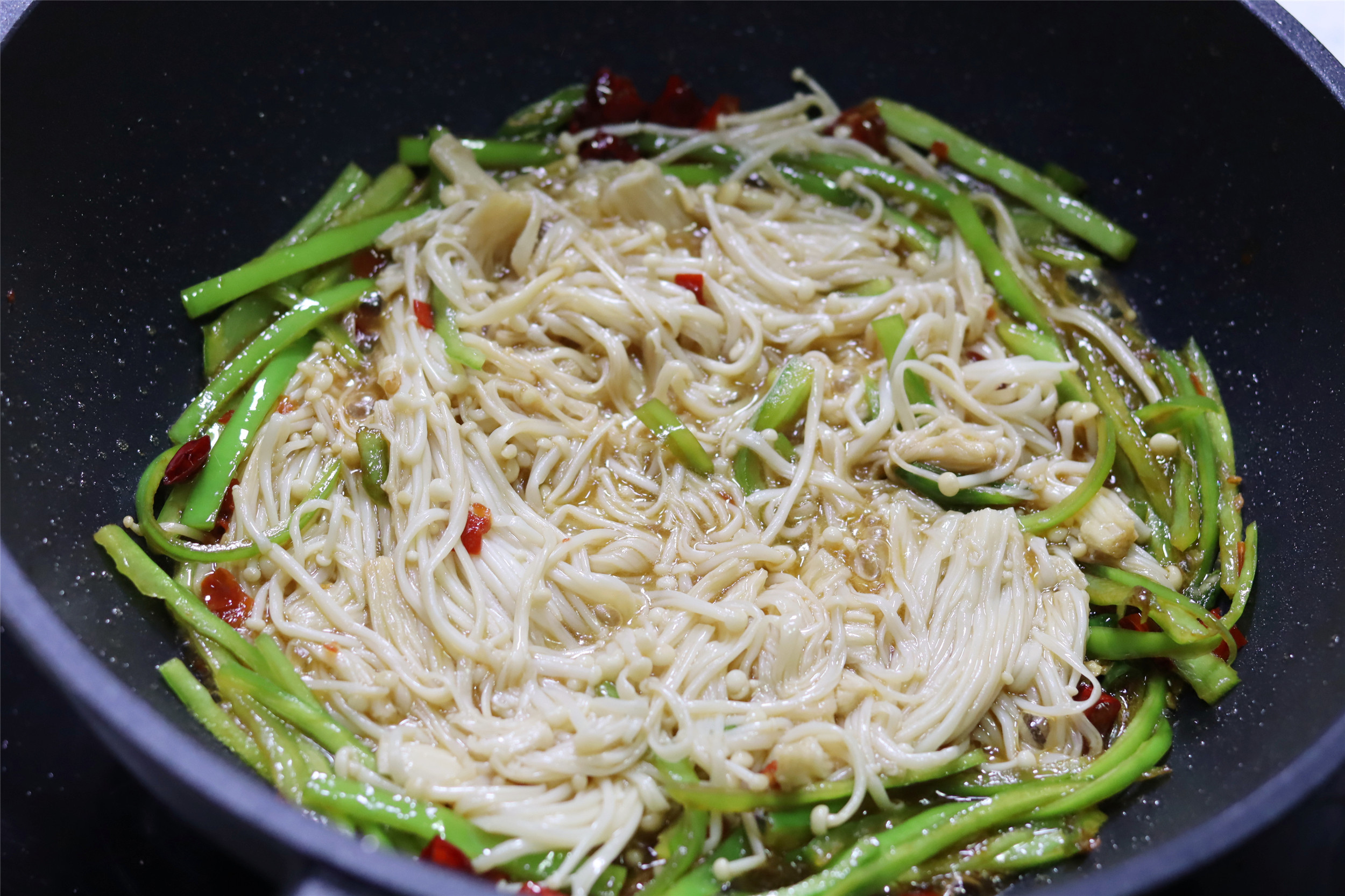 炒金针菇的做法（记得多加1步金针菇鲜味十足）