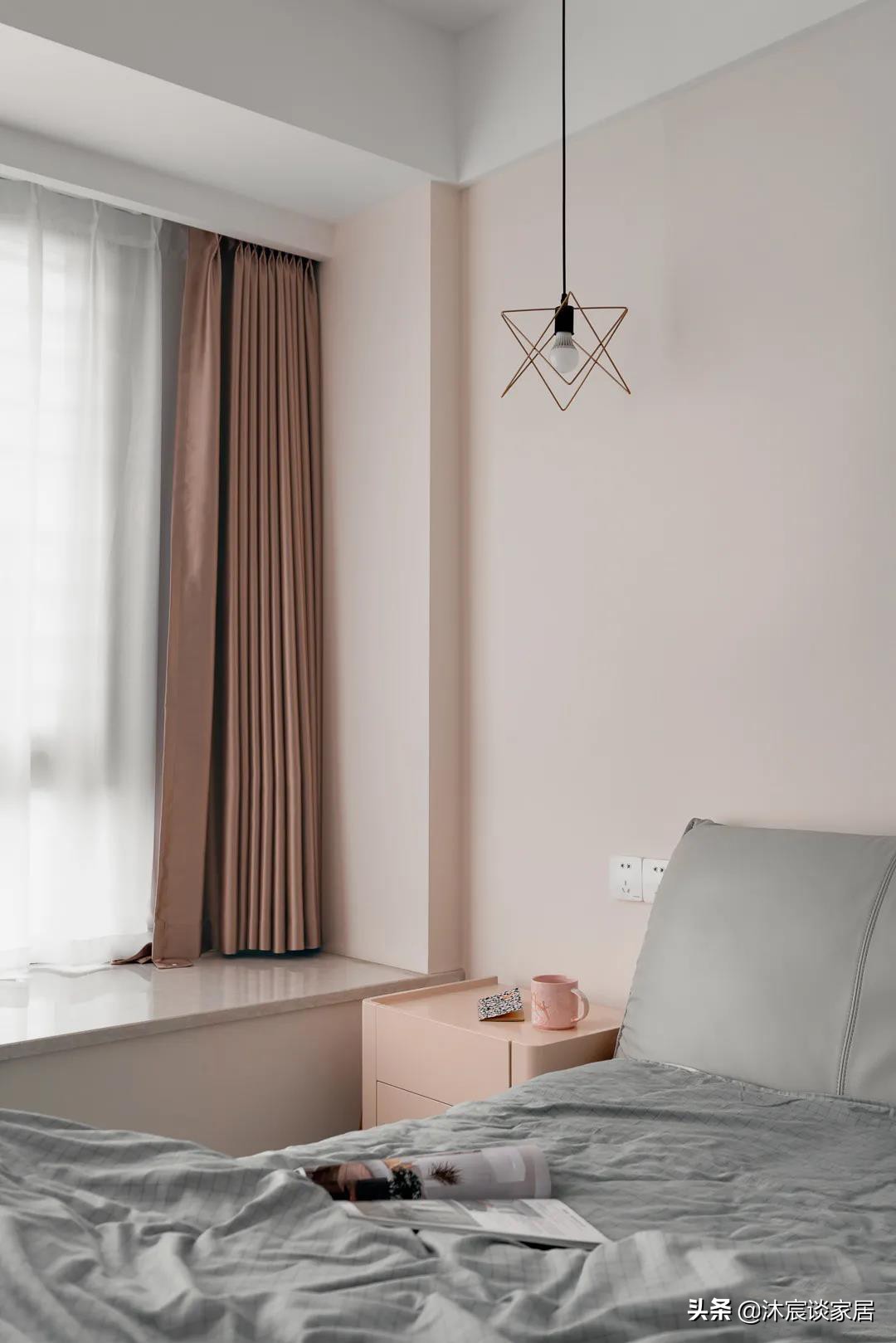 改变墨守成规的布置，她坚持把沙发背景改成矮墙，真是通透又美观