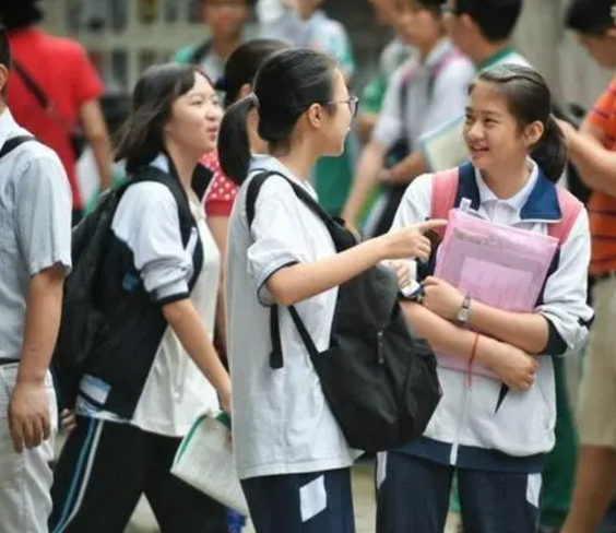 初中生发型“新规定”，男生乐意接受，女生表示丑出新高度