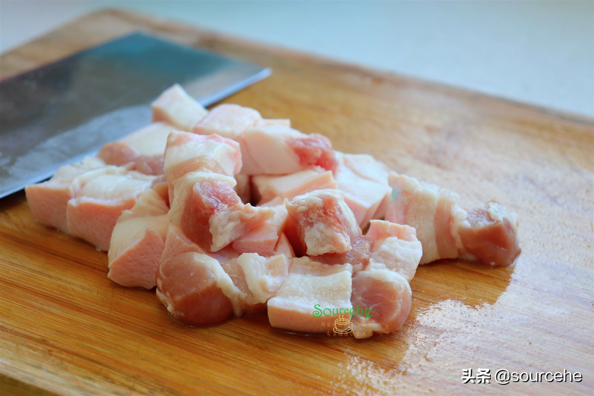 五花肉和土豆是天生一对，简单炖一炖，香飘四溢，入口即化