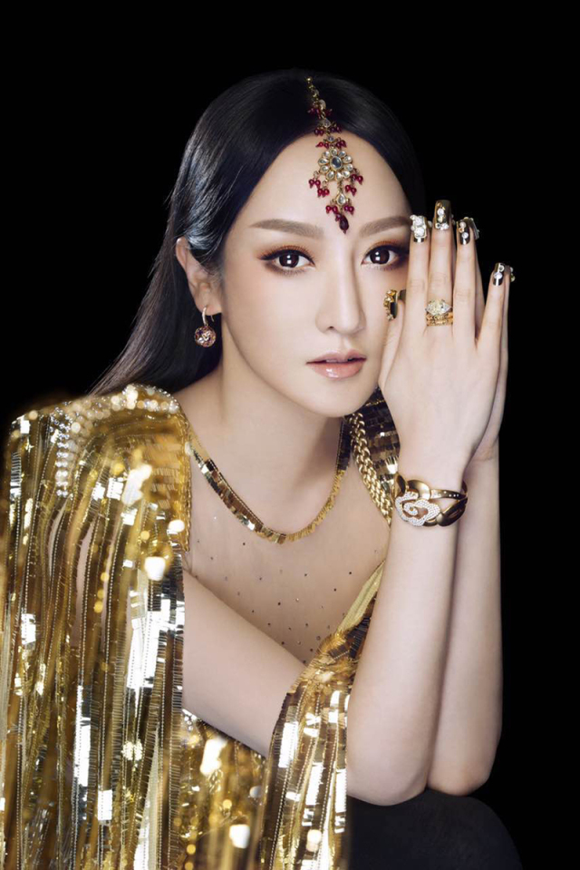 萨顶顶原名个人资料简介萨顶顶唱咚巴拉的时候叫什么