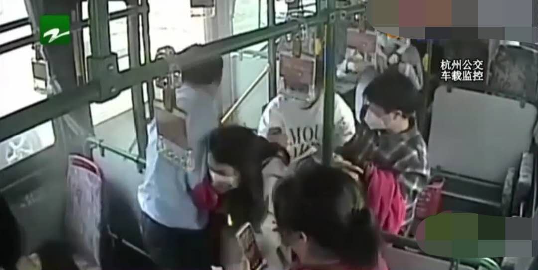 奥迪车路上突然着火冒烟，好心公交司机路过，提上灭火器冲上来
