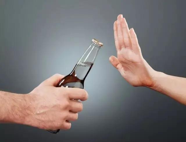 巧妙拒酒不失礼