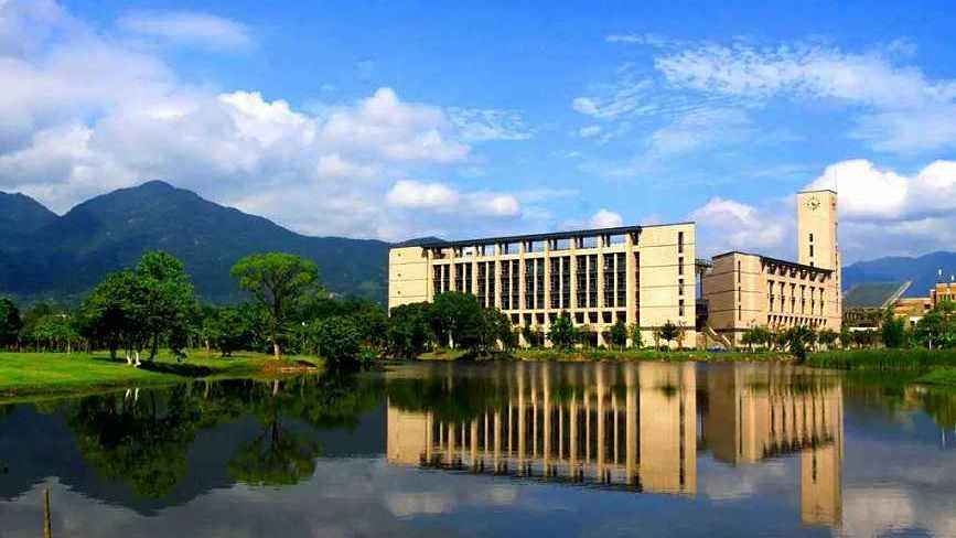 福建最好的21所大学排名：厦门大学第一，本科毕业生月薪 8671 元