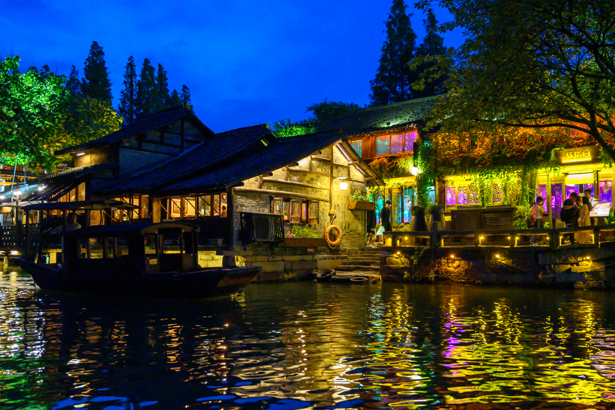 坐上乌篷船,跟我一起感受下乌镇迷人的夜