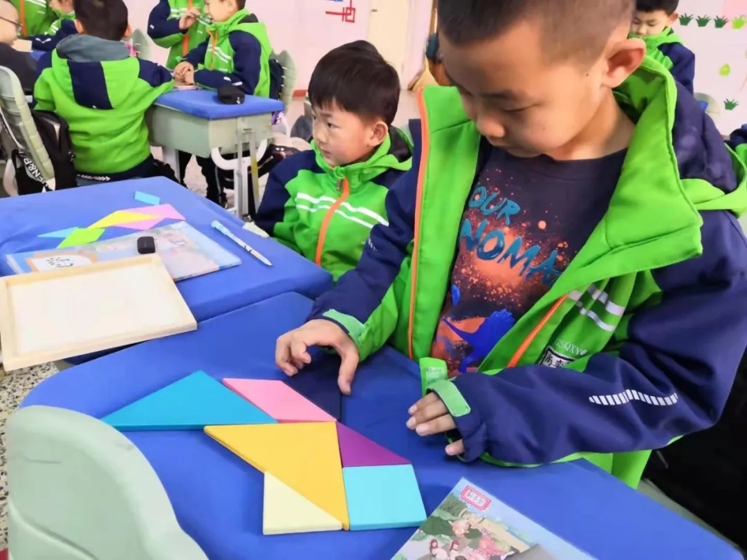 【寓教于乐】敕勒川绿地小学乌兰分校一年级开展玩转七巧板趣味拼搭活动