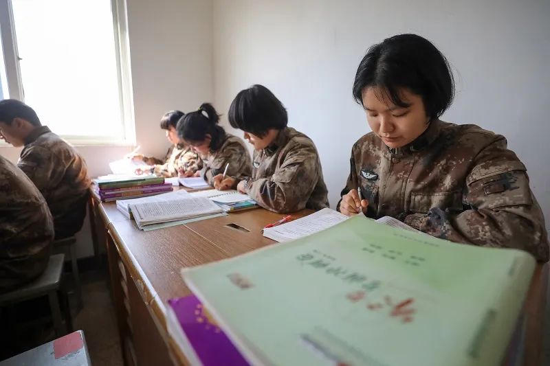 高校新生去当兵，在部队考军校难吗？