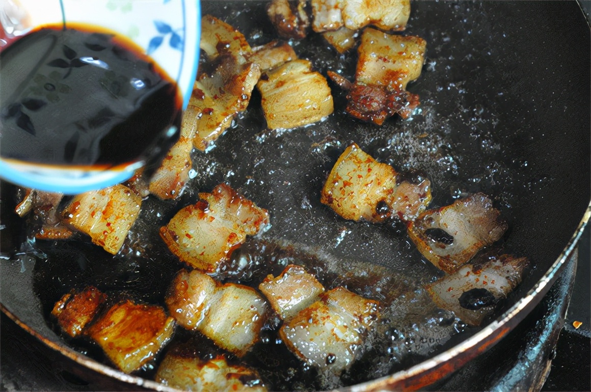 湖南妹子教你做回锅肉，不油不腻入口即化，冬天吃它最解馋