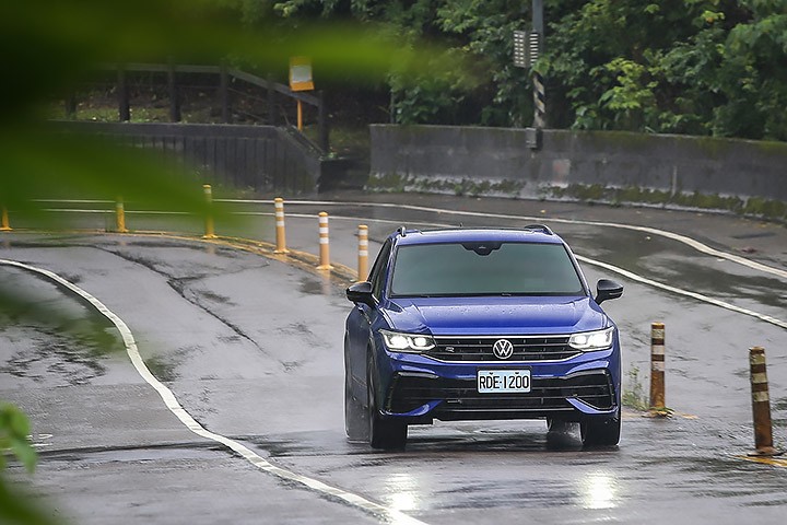 不玩电，320匹的SUV有多带劲？试驾大众Tiguan R
