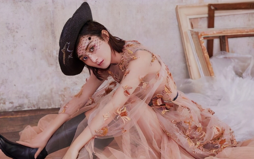 没背景学历低，喝水都被骂，赵丽颖出道14年怎么“熬”过来的