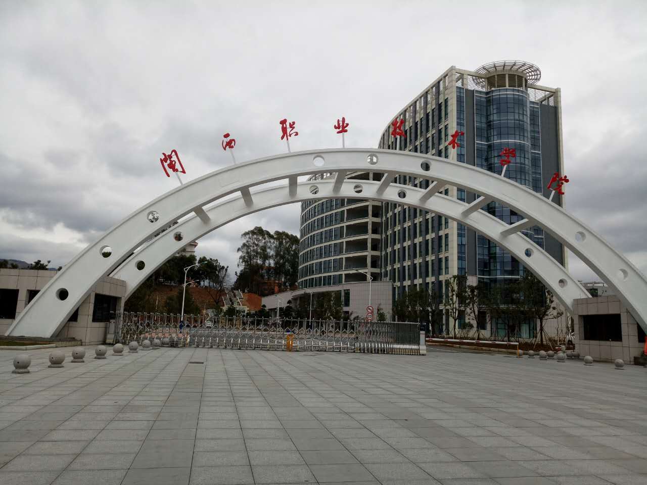 龙岩未来或许有两所学校升格为大学，但还是得努力引进大学