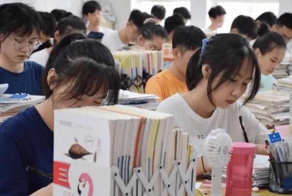 新高考模式下，物理成为首选科目，为啥还不能代替英语成为主科