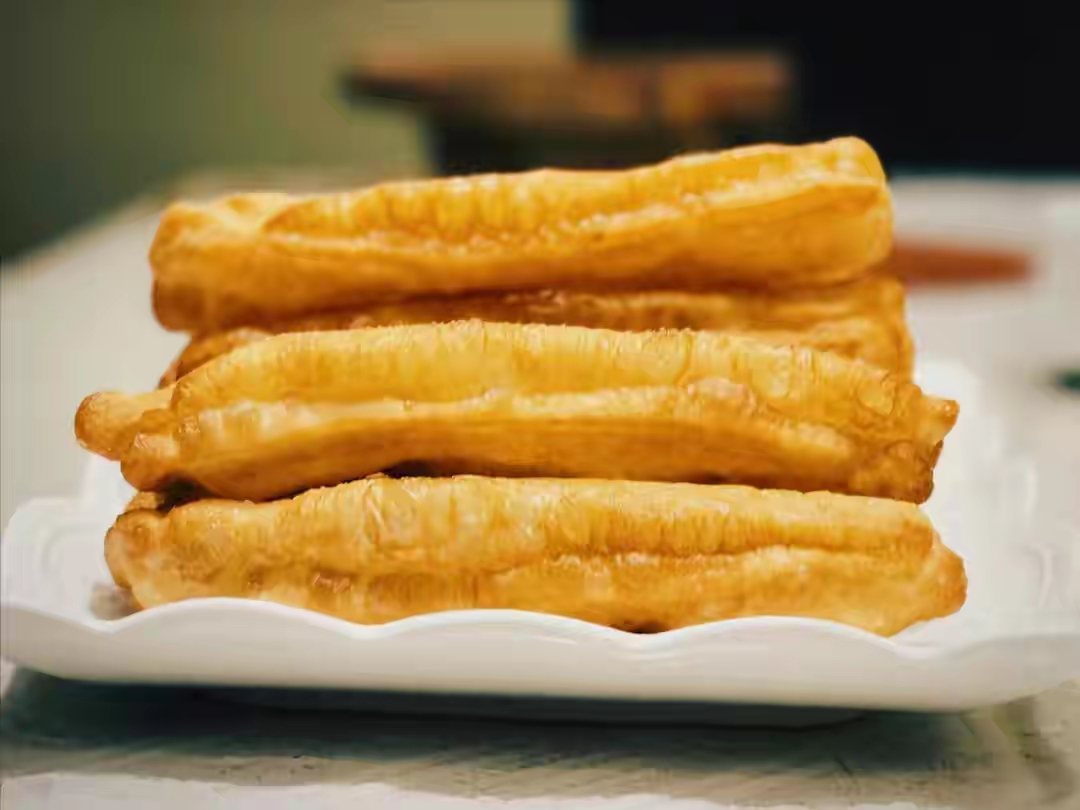炸油条用放酵母吗？教你正确做法，出锅金黄酥脆，凉了也不硬