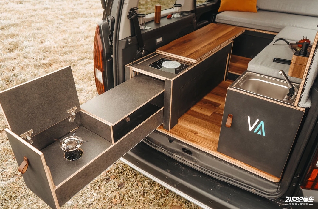 可坐5-7人,车内全部模块化设计